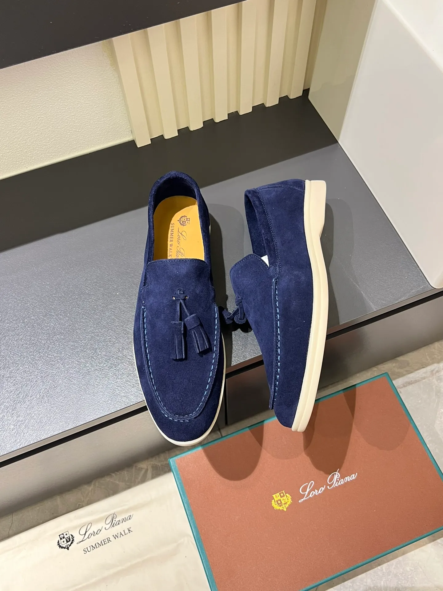 Men's shoes 💰p360 "Loro men's shoes 💰pian'*" Classic L men's shoes for couples 💰p Top version British flat loafers, a must-have item in old money style, the minimalist design is eye-catching and durable, a plus point for dressing The soft foot feel and texture are outstanding. They don’t scratch your feet and are very nice. They are matched with soft and waxy soles. They can be worn daily for a long time without getting tired. They are easy to wear, versatile and classic items, with perfect foot feel and texture! Imported cashmere fabric, the lining is made of imported A-grade water-dyed cow lining, the top version of the genuine leather midsole is sewn with pure handmade mark thread! Size: Female 35-40 (34. Customized) Male 38-44 (45.46. Customized)